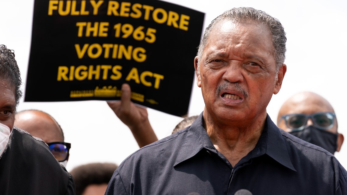 Rev. Jesse Jackson visits Howard University and falls - Vimarsana News
