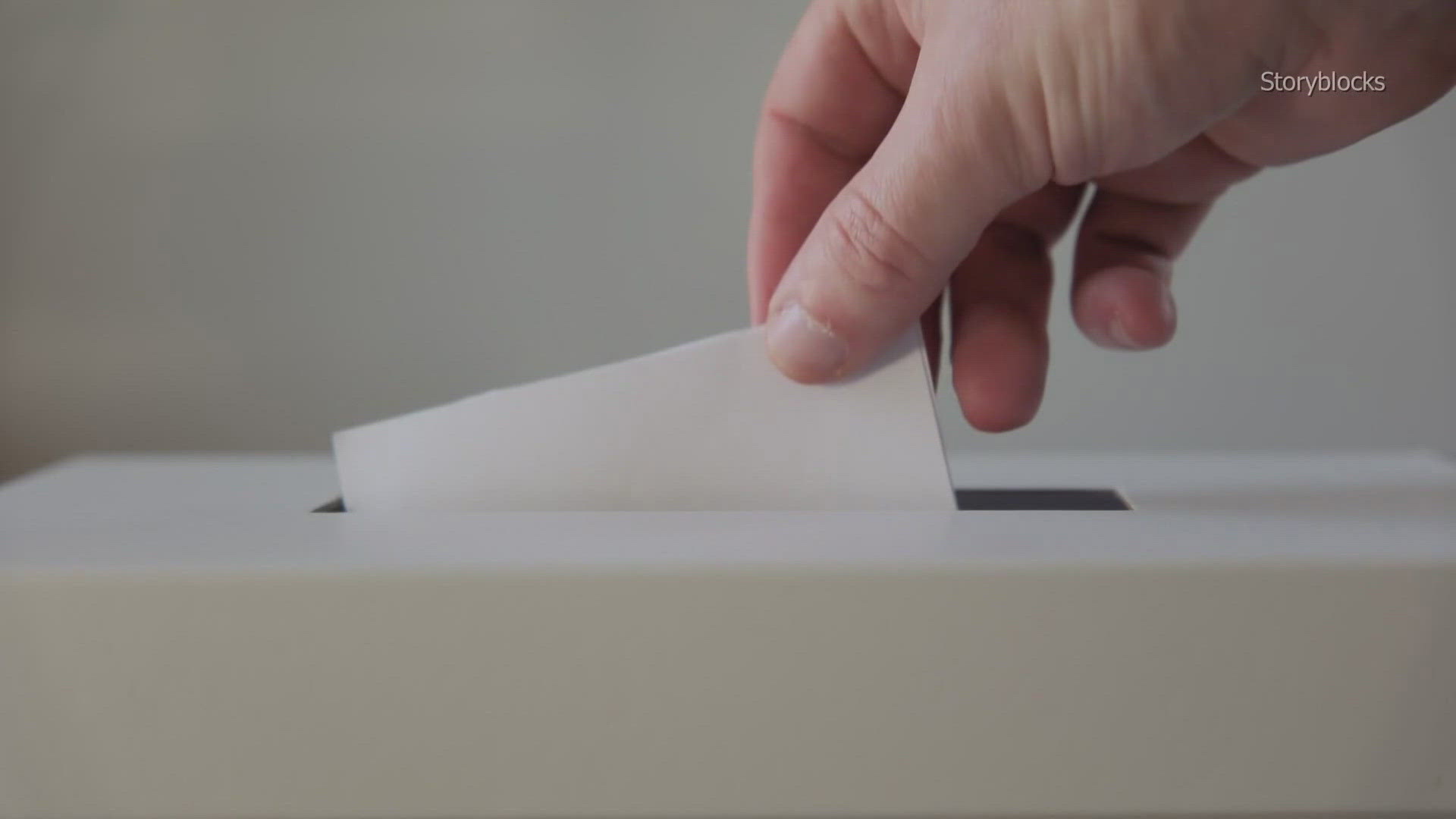 A viewer reached out to 6 News to ask about what could possibly happen to your ballot if a poll worker writes on it. Sydney Dishon breaks down what it means.