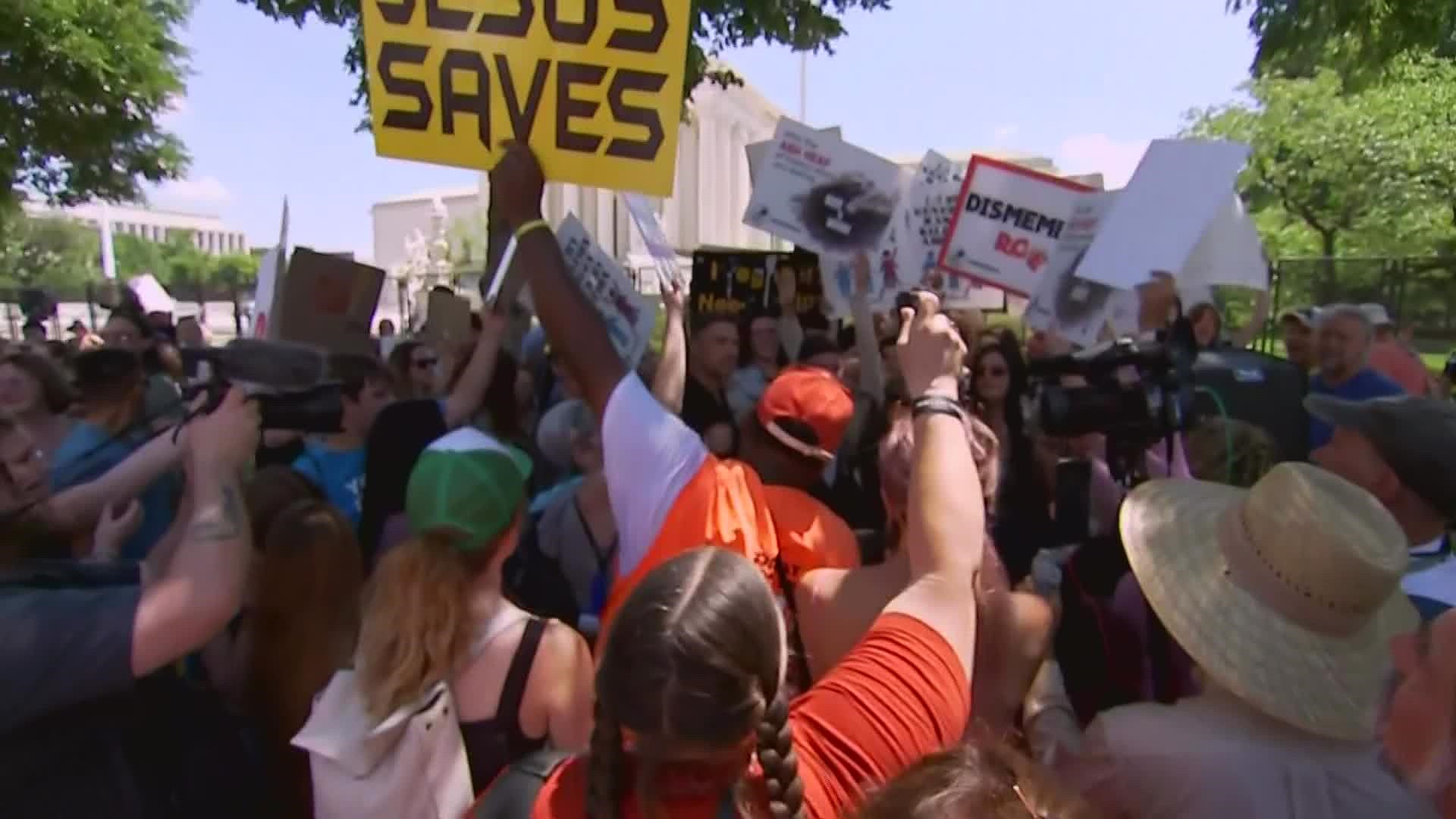 6 News Darron Wallace went to McLennan County courthouse where both pro-life and pro-choice protesters are voicing their opinions on the overturn of Roe v Wade.