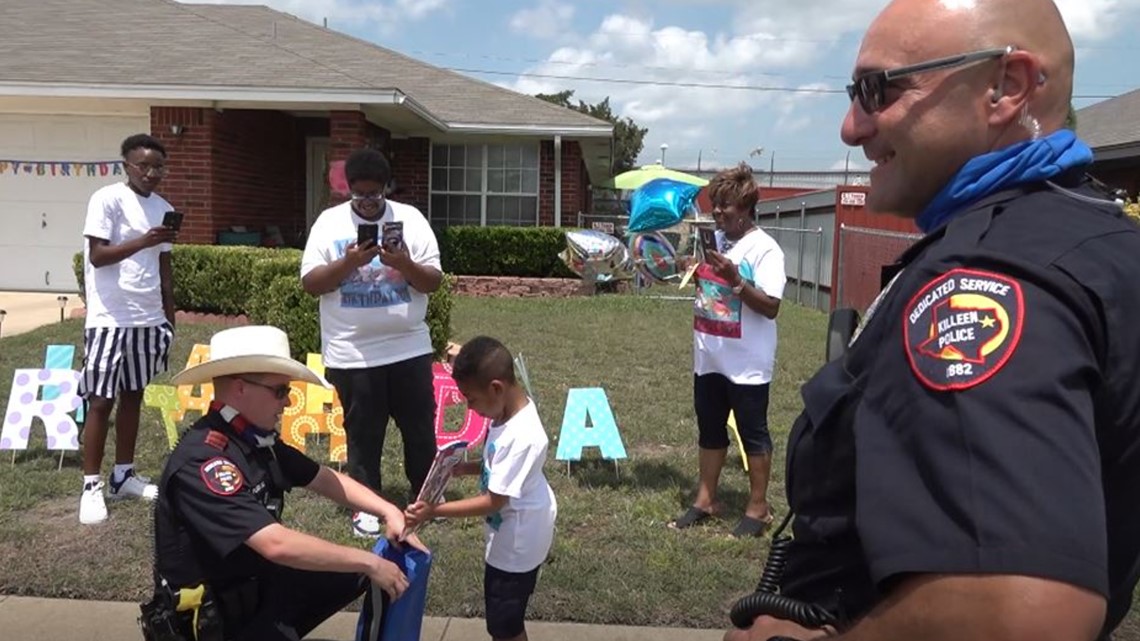 Killeen police officers surprise 7-year-old boy at birthday party - Vimarsana News