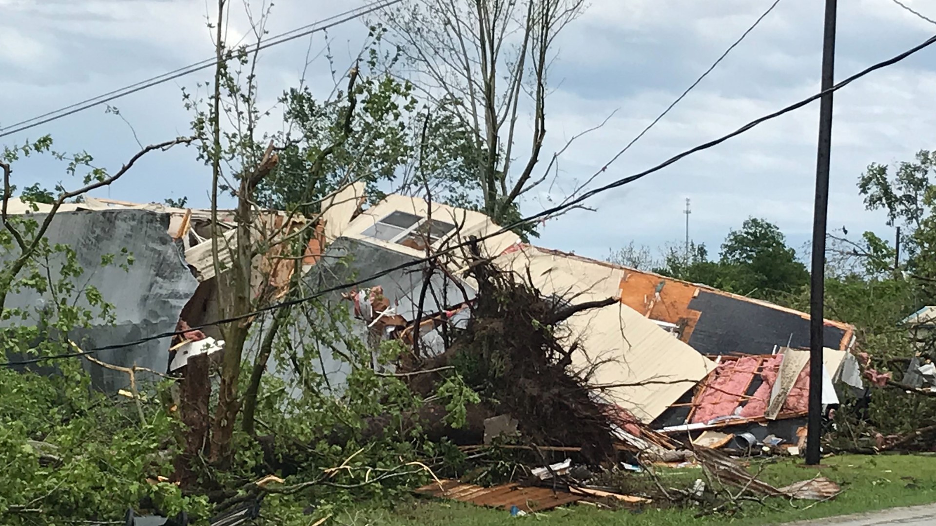 55 homes destroyed after EF3 tornado rips through Franklin | kcentv.com