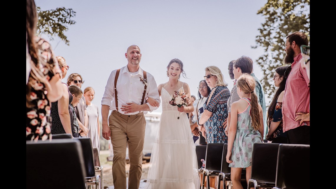Stolen: Kansas couple doesn't get wedding day photos - Vimarsana News