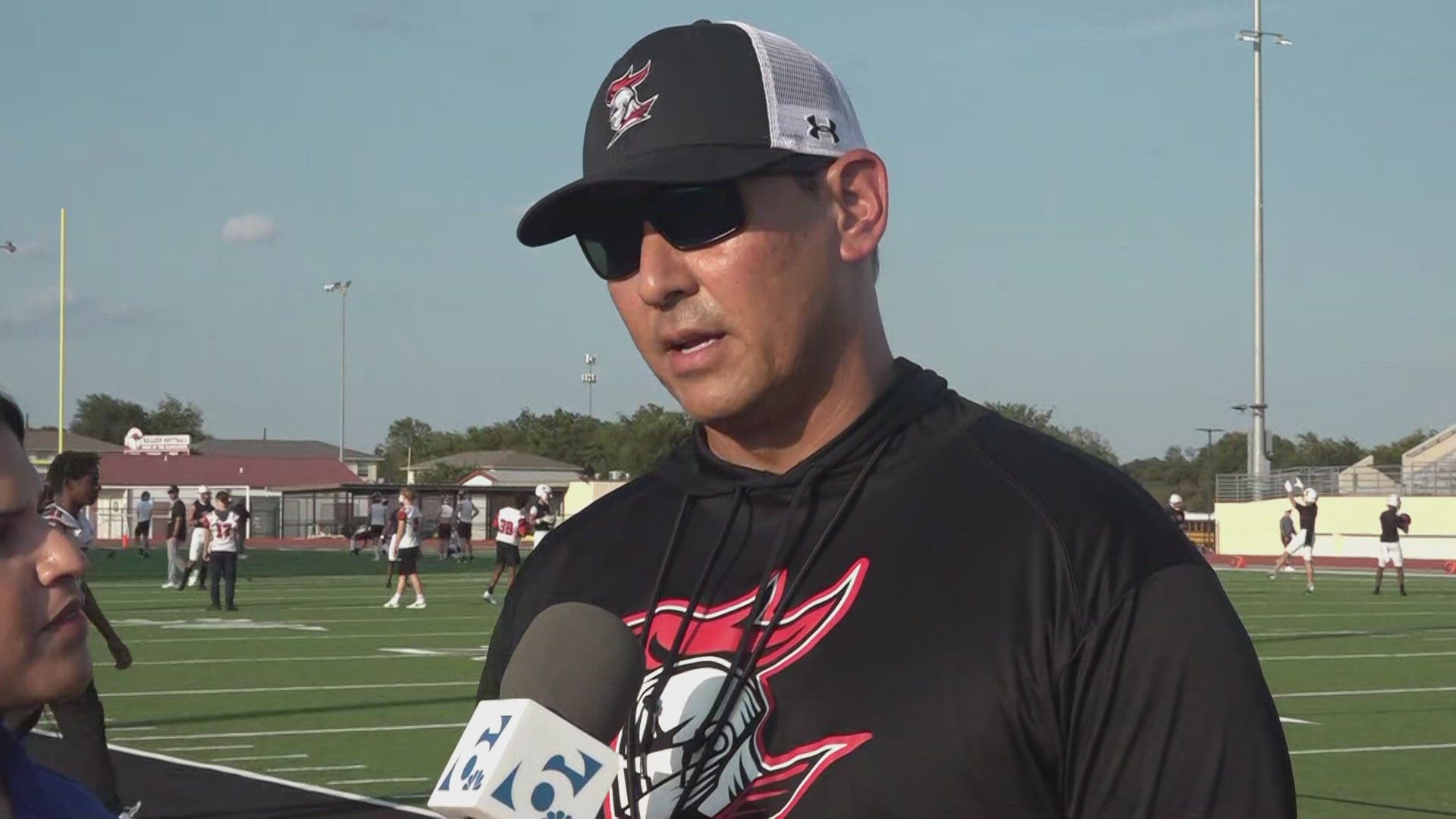 6 News's Zoe Del Rosario talks to Harker Heights head coach Mark Humble about the coming matchup.