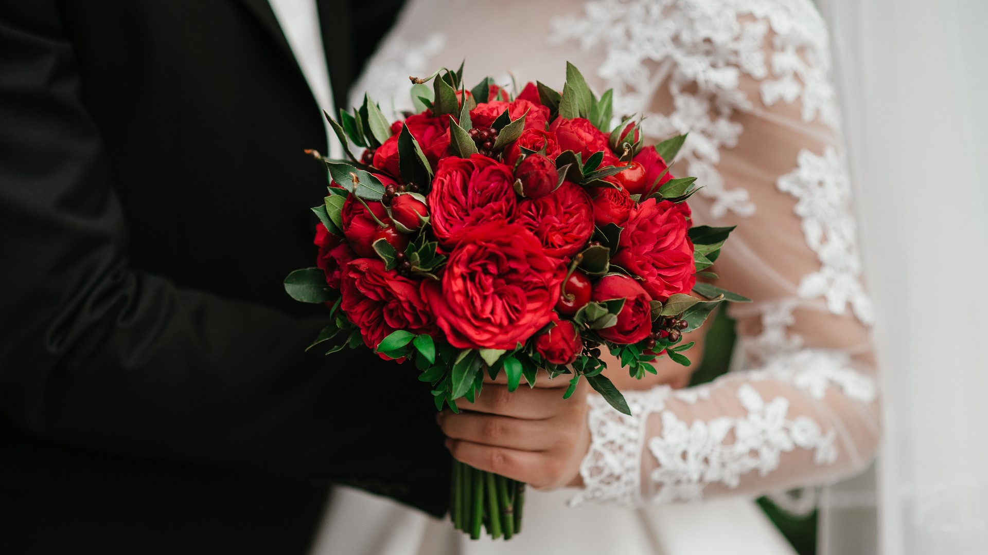 Couples who postponed their weddings in 2020 due to COVID are getting ready to tie the knot. But trends are changing. Big events are out. Microweddings are in.