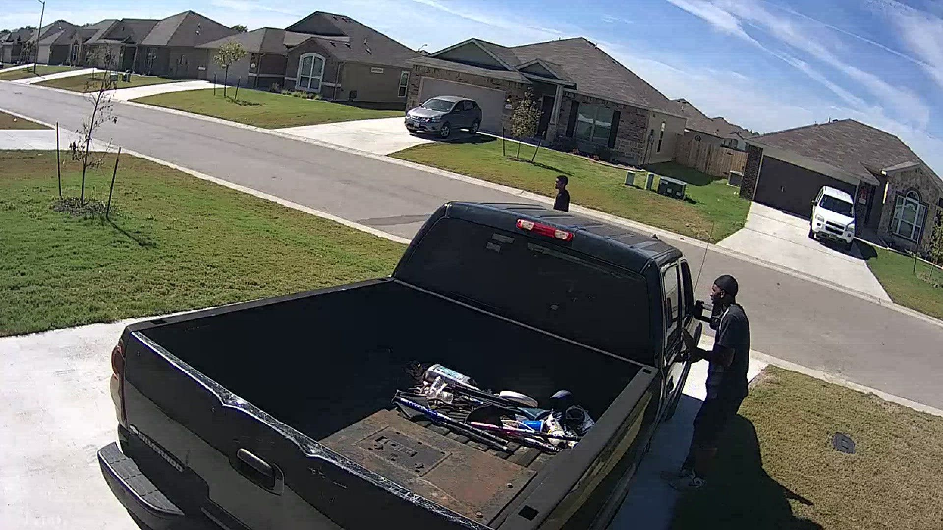 VIDEO: Would-be thieves try to steal pickup, but homeowner sabotages them |  kcentv.com