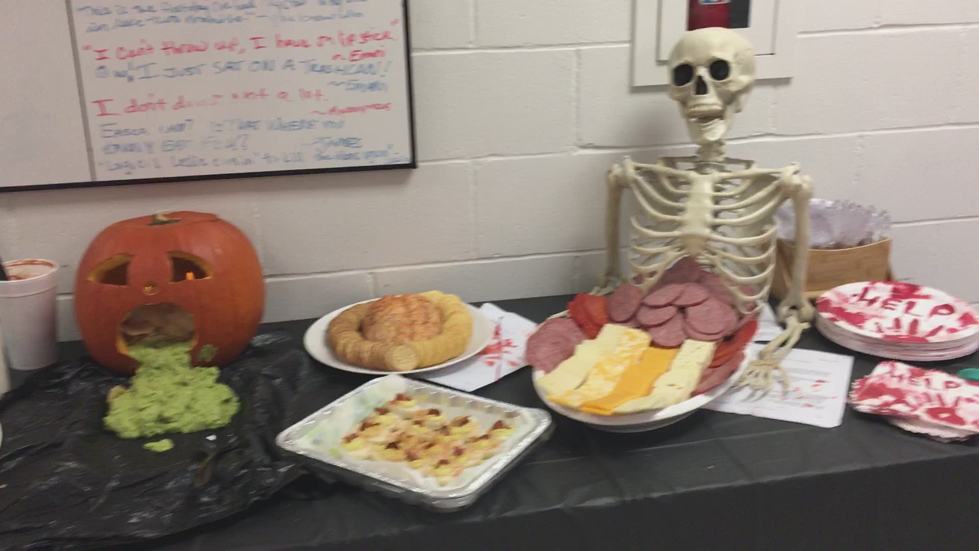 Check out 6 News' creative holiday table for Halloween 2019.