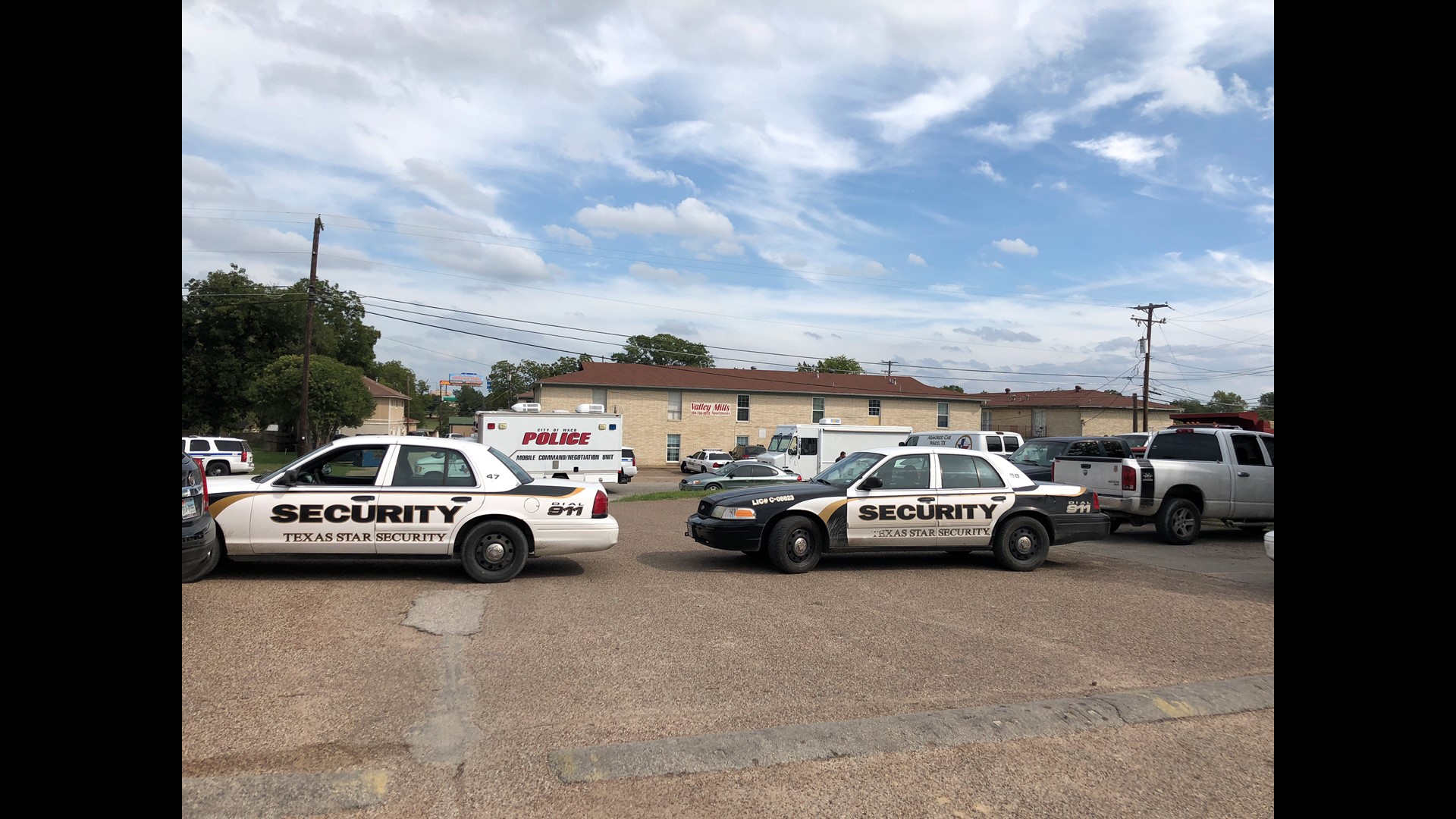 PHOTOS SWAT standoff at Valley Mills Apartments in Waco