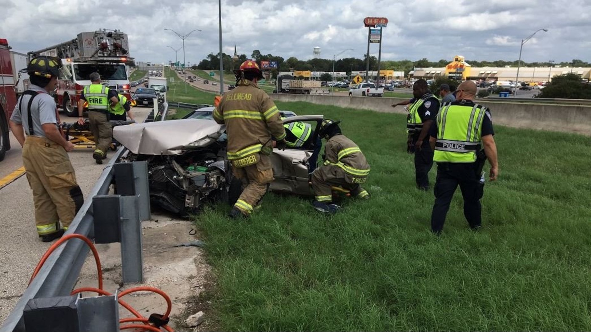 At least 1 person trapped after violent crash on I35 in Waco