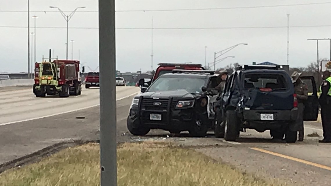 Car crashes into Belton police cruiser on I35