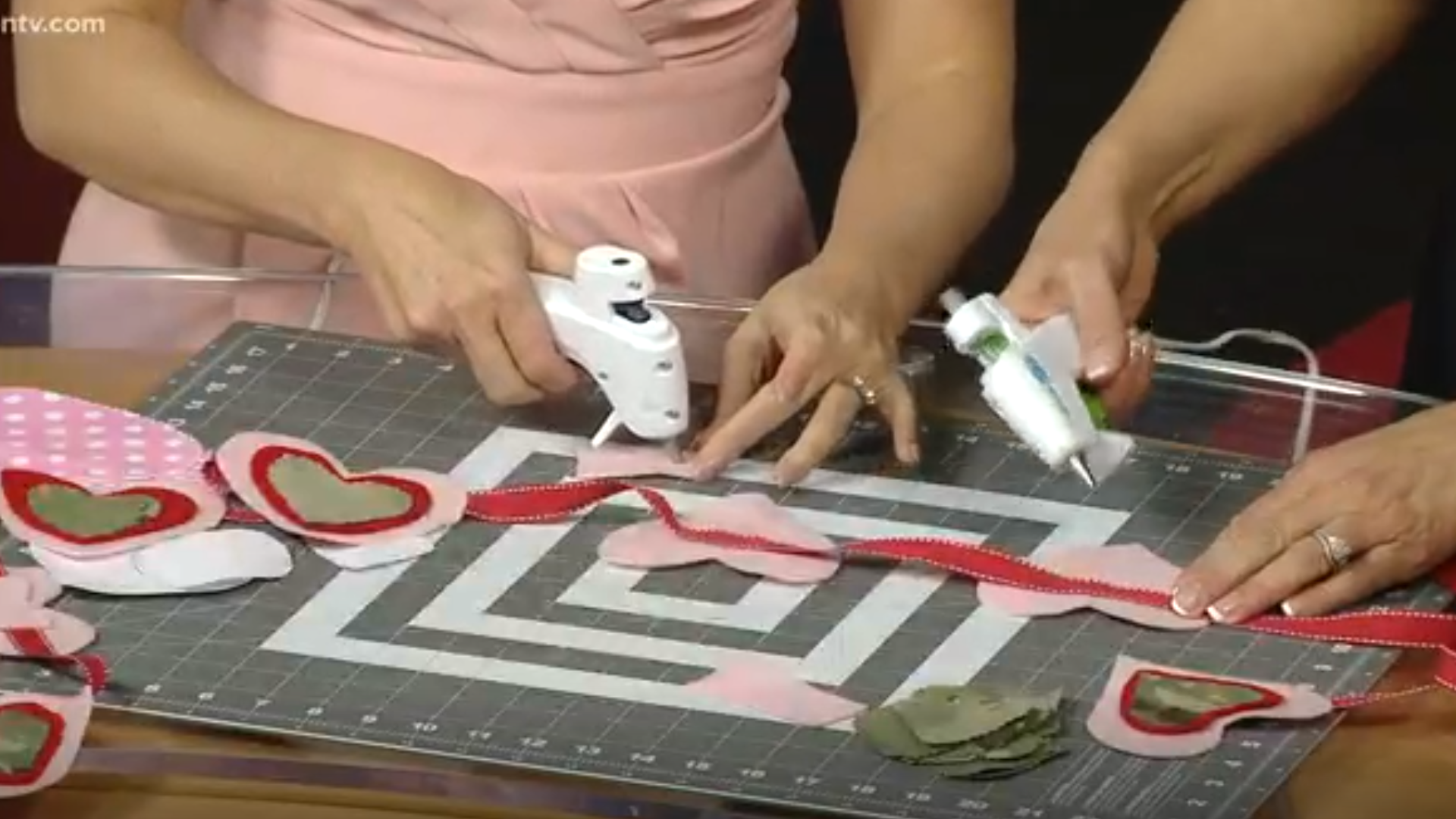 6 News Anchor Leslie Draffin and 2019 U.S. Army Military Spouse of the Year, Maria Reed, show you two no-sew crafts perfect for last-minute V-day gifts.