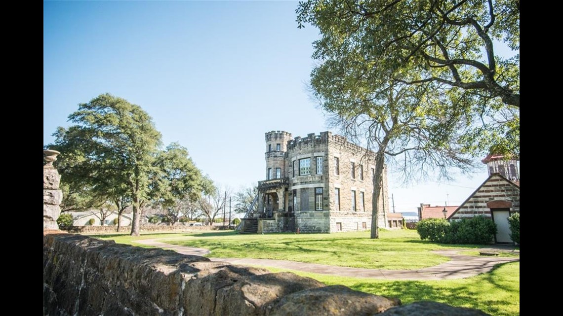 Tour the inside of Cottonland Castle
