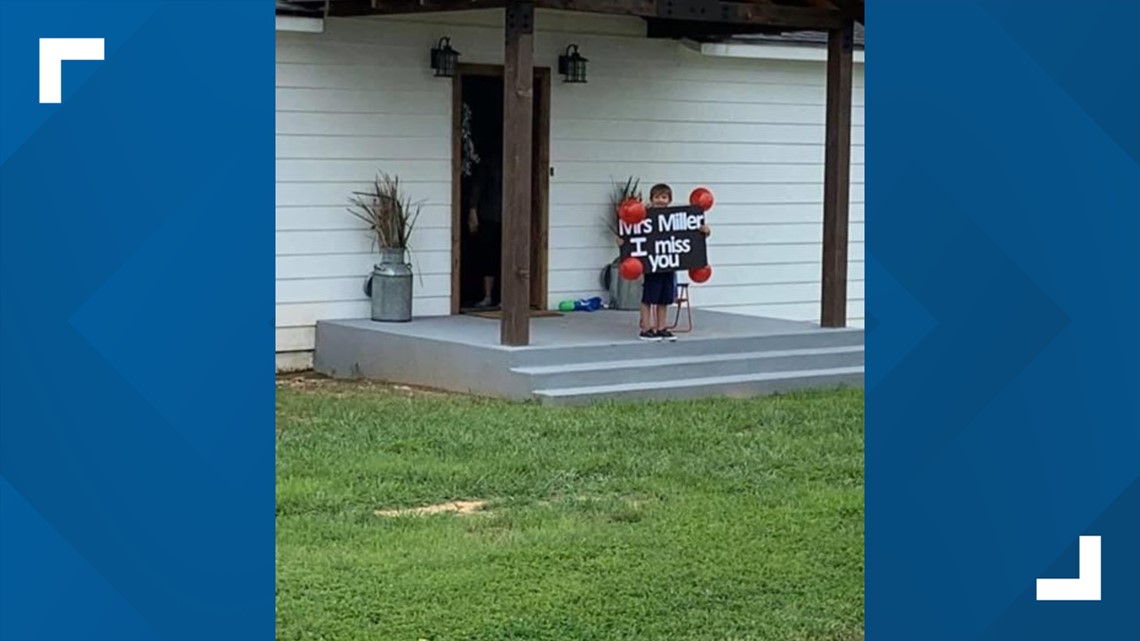 Oglesby ISD greets kids, parents with parade