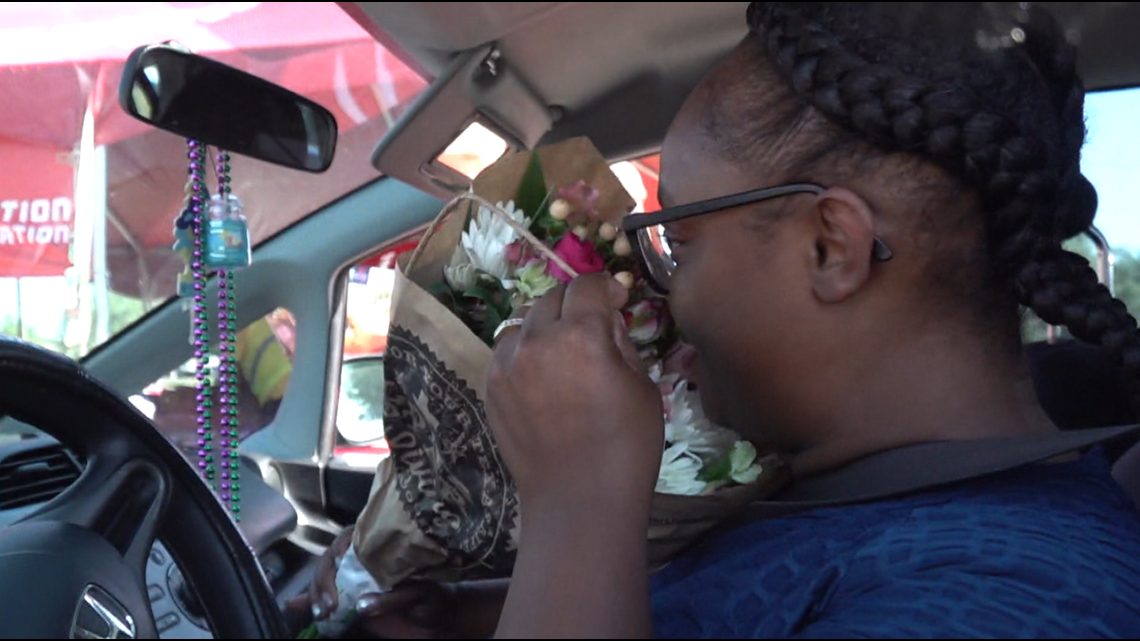 Fort Hood celebrates spouses with 1,000 bouquets - Vimarsana News
