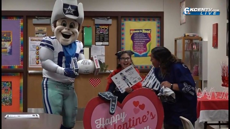 Dallas Cowboys cheerleaders, mascot visit Killeen elementary school