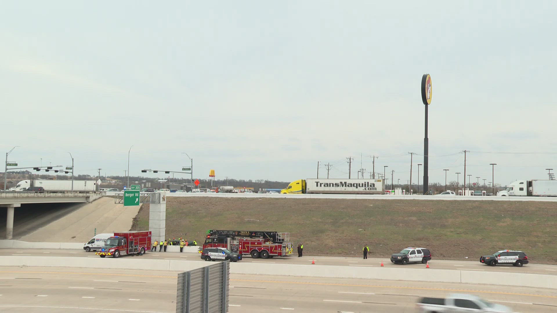 Fatal crash shuts down I-35 northbound near Buc-ee's in Temple | kcentv.com