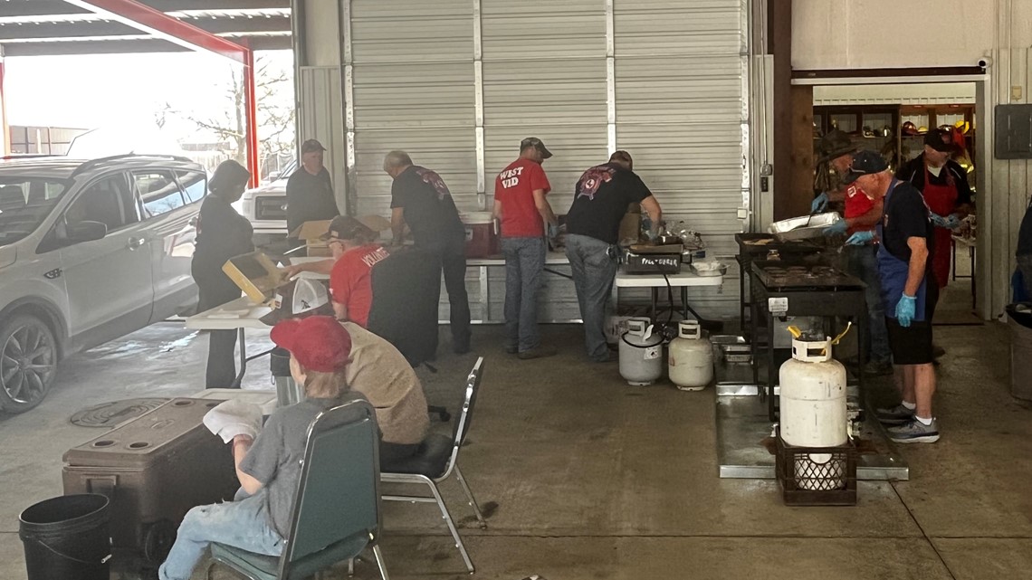 West Community shows out to buy "burger baskets" from WVFD - Vimarsana News