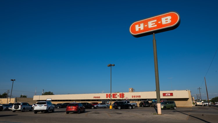 Young H-E-B bagger displays act of kindness, pays for family's groceries