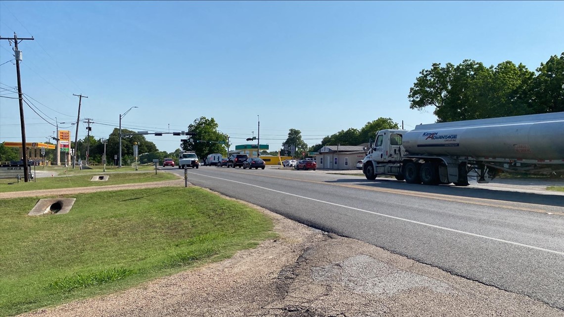 Girl injured after accident with semitruck in Texas, police say