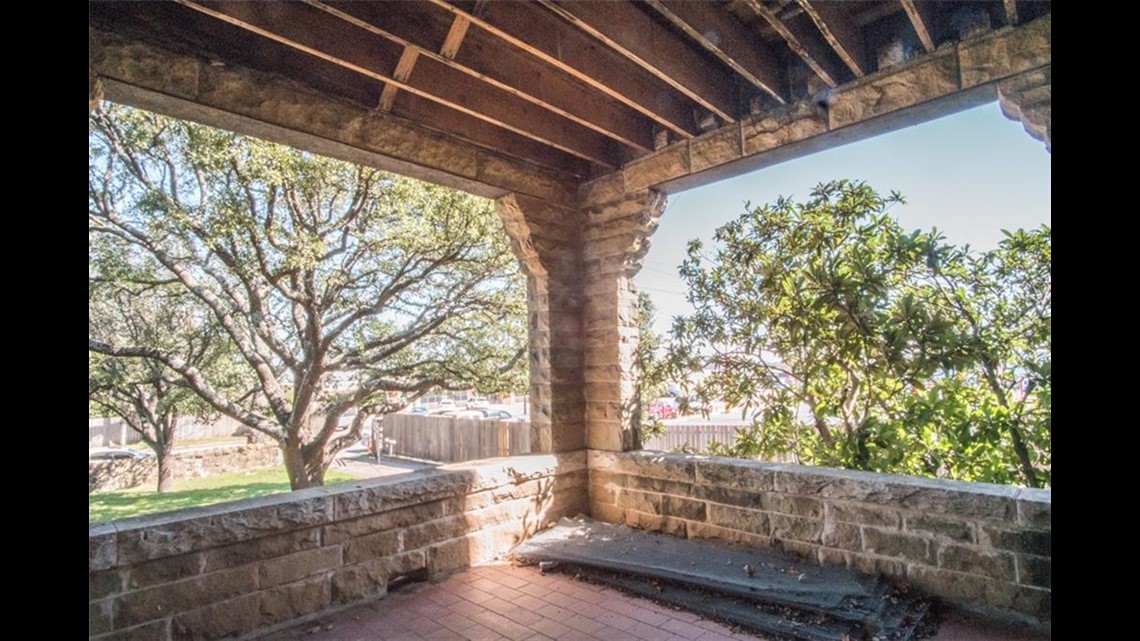 Tour the inside of Cottonland Castle