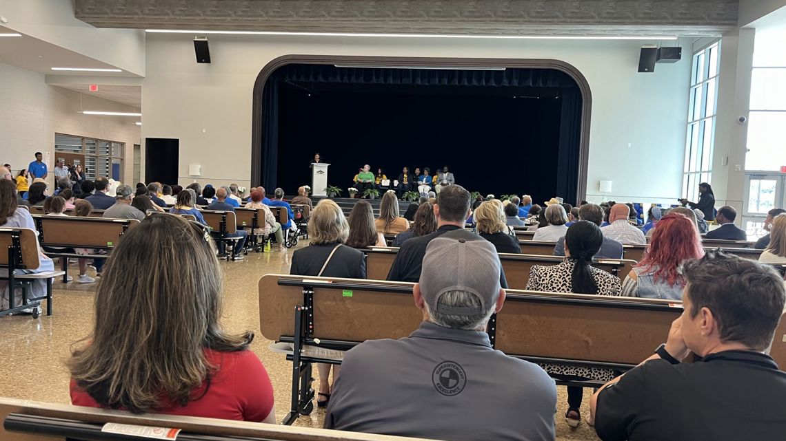 Dedication held for G.W. Carver Middle School in Waco, Texas | kcentv.com