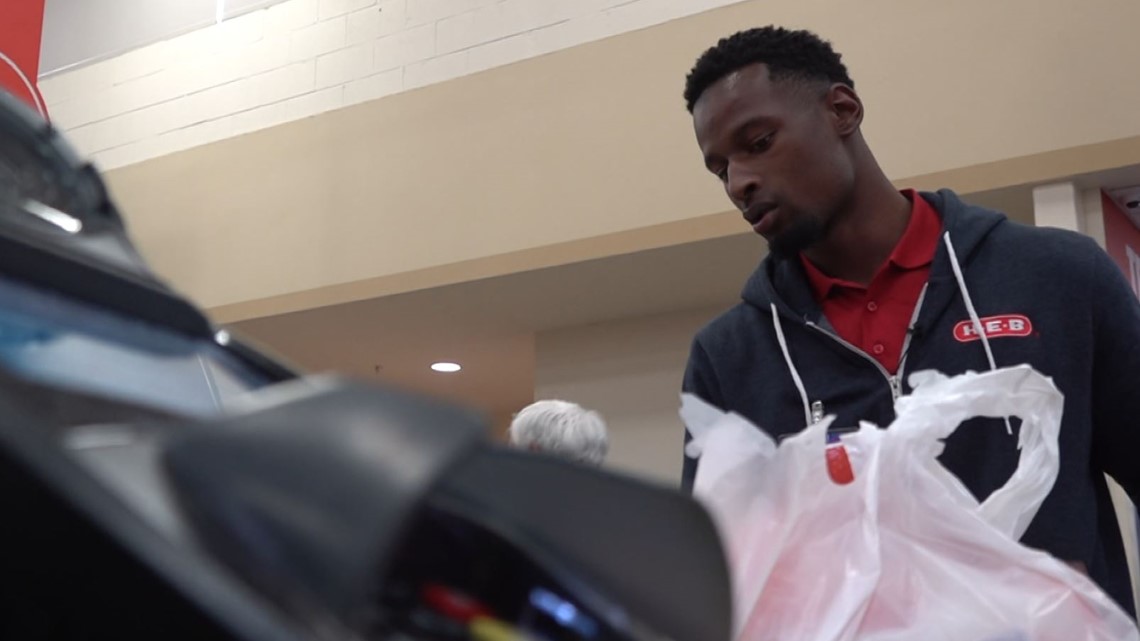 HEB worker goes above and beyond for his customer