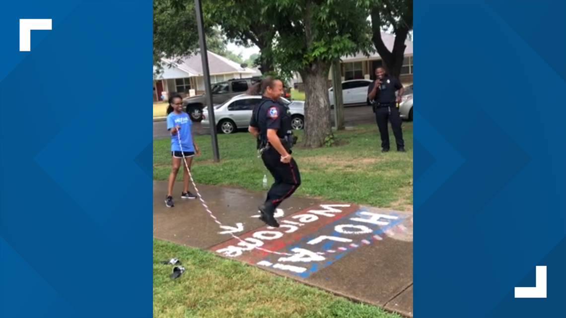 Waco officer praised for community policing after jumping rope with