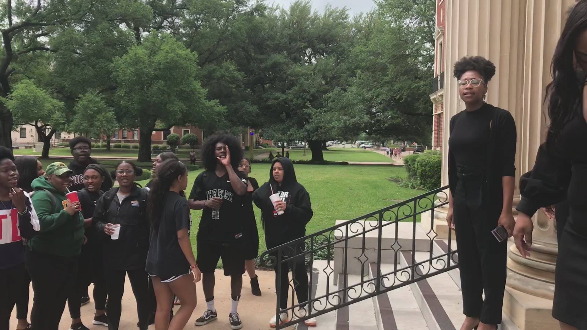 Baylor students chant, demanding "justice for Diamond," who was told she wouldn't be allowed to graduate after what she called "racial retaliation" from a professor.