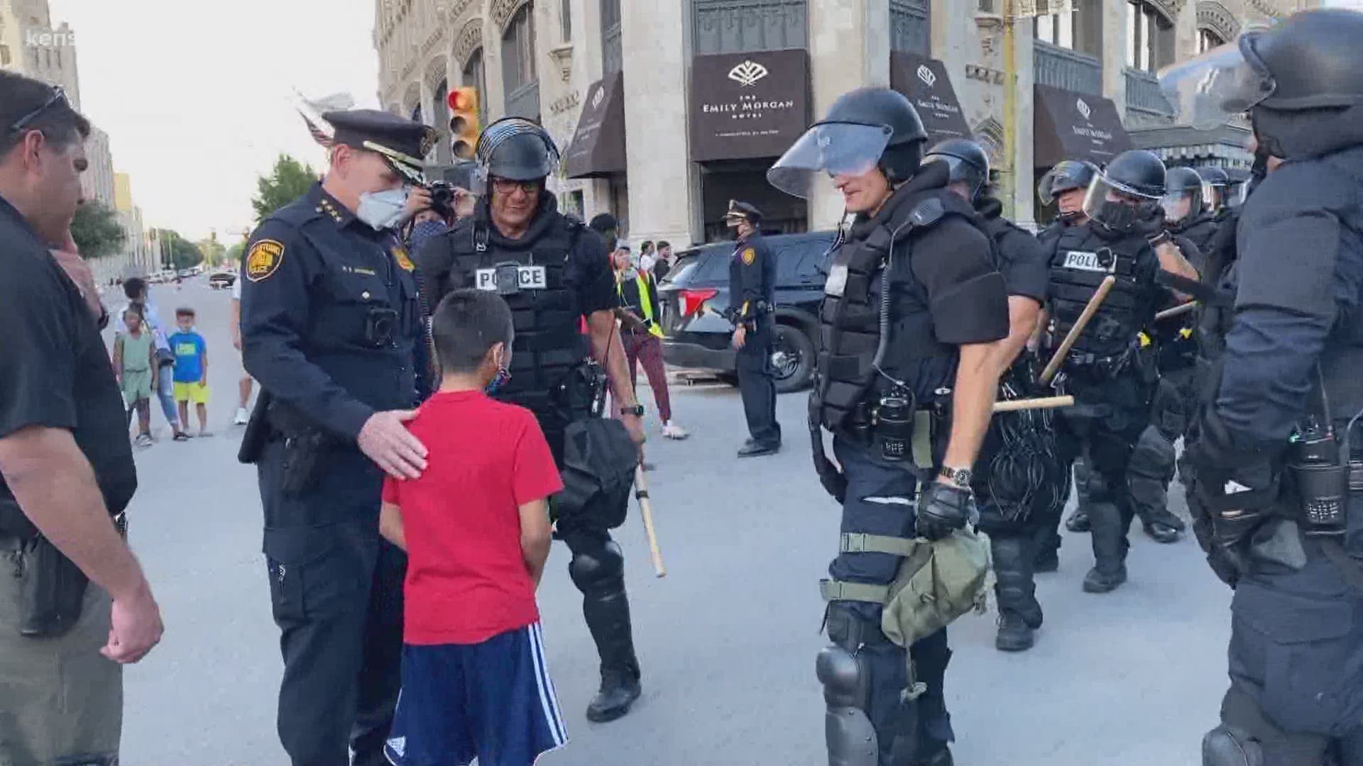 Watch this tender moment of San Antonio Police Chief William McManus helping a young boy who was scared of all the officers wearing riot gear near the Alamo.