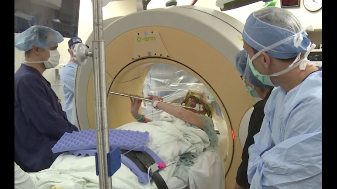 AMAZING! Woman plays flute while undergoing brain surgery ...