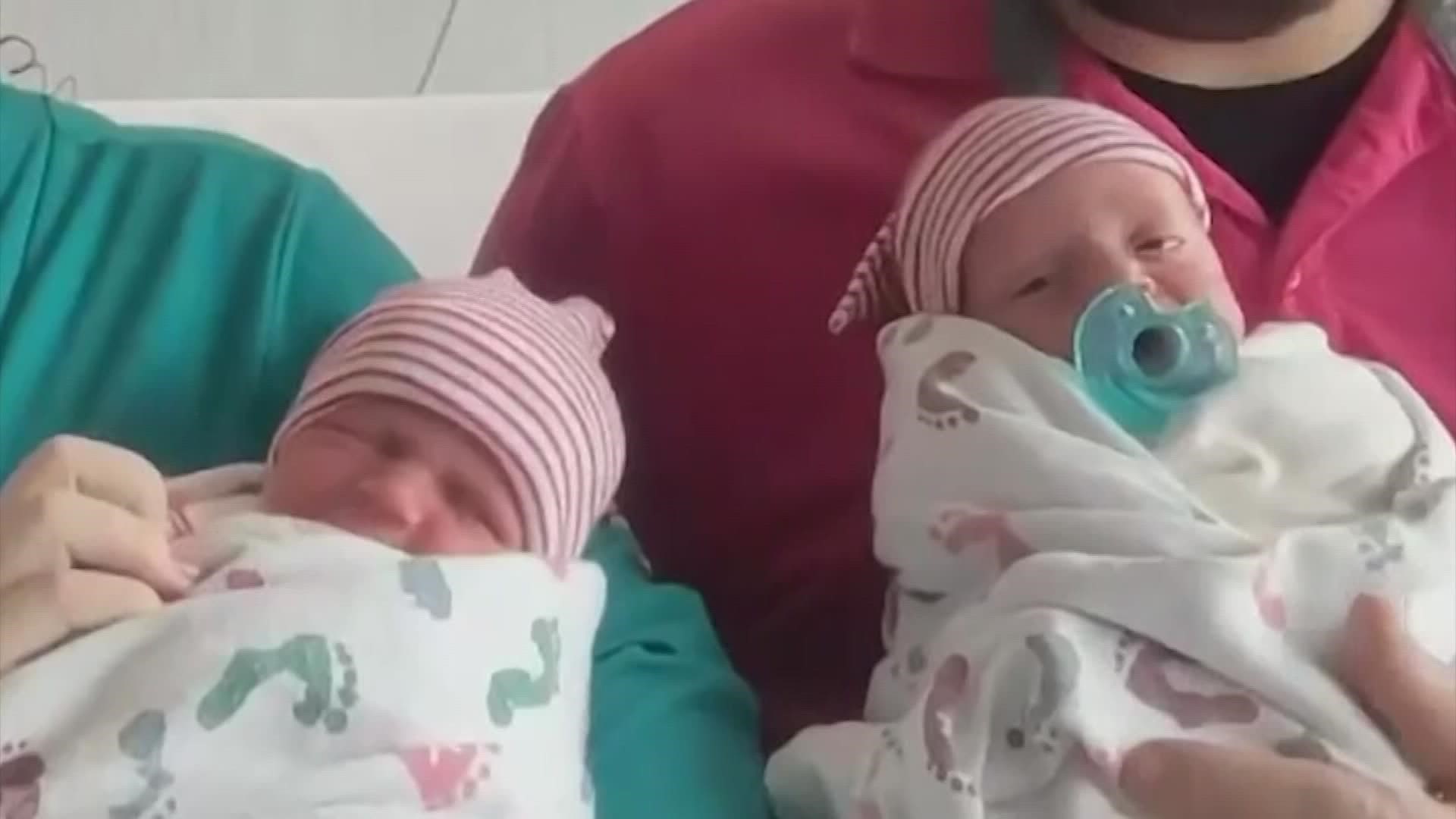 A pair of Texas twin girls have got a lot of people talking. Like most twins, they were born just minutes apart, but these babies are born in two different years.
