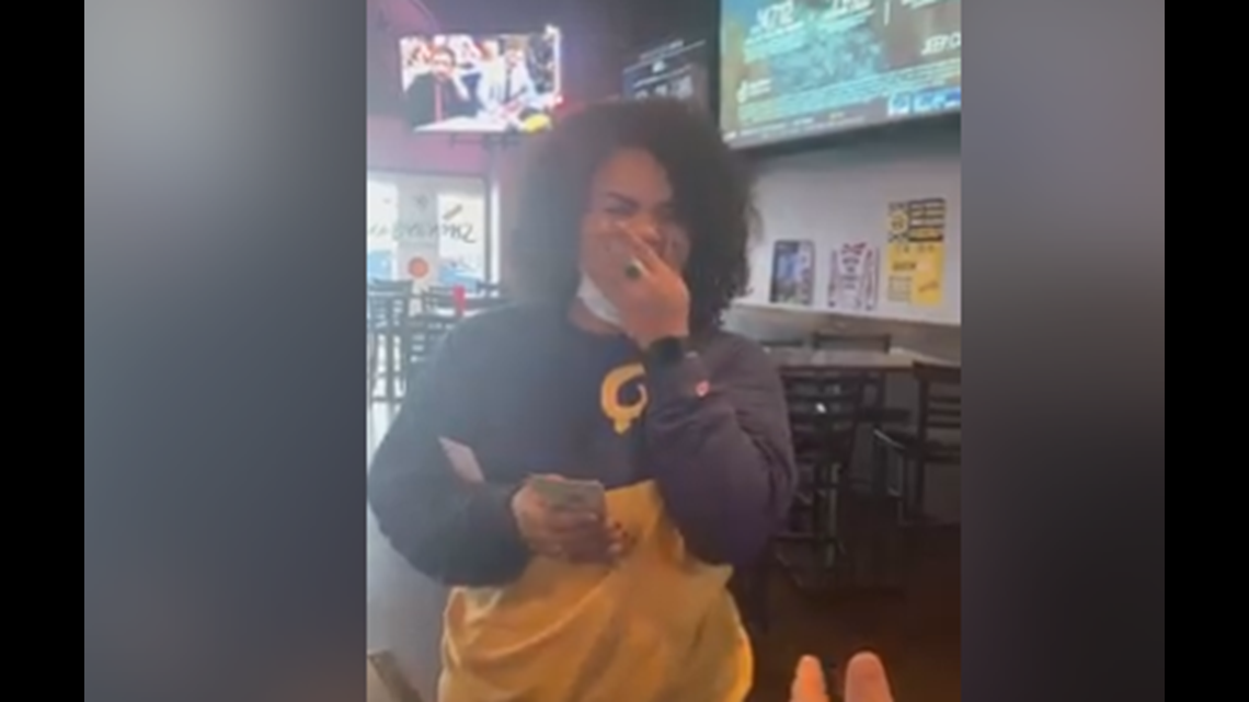 Waitress receives $1.1K tip from customers - Vimarsana News