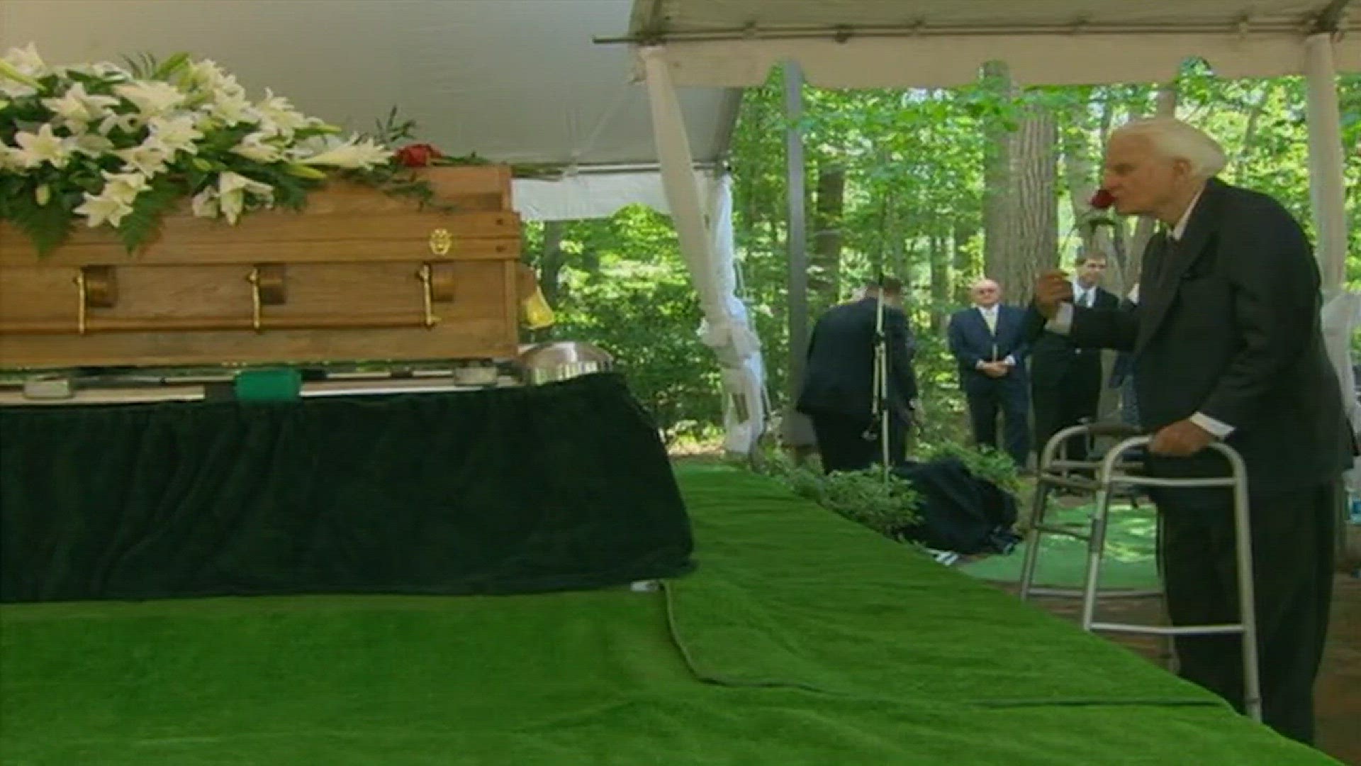 Watch: Billy Graham says his final goodbye to his beloved wife, Ruth