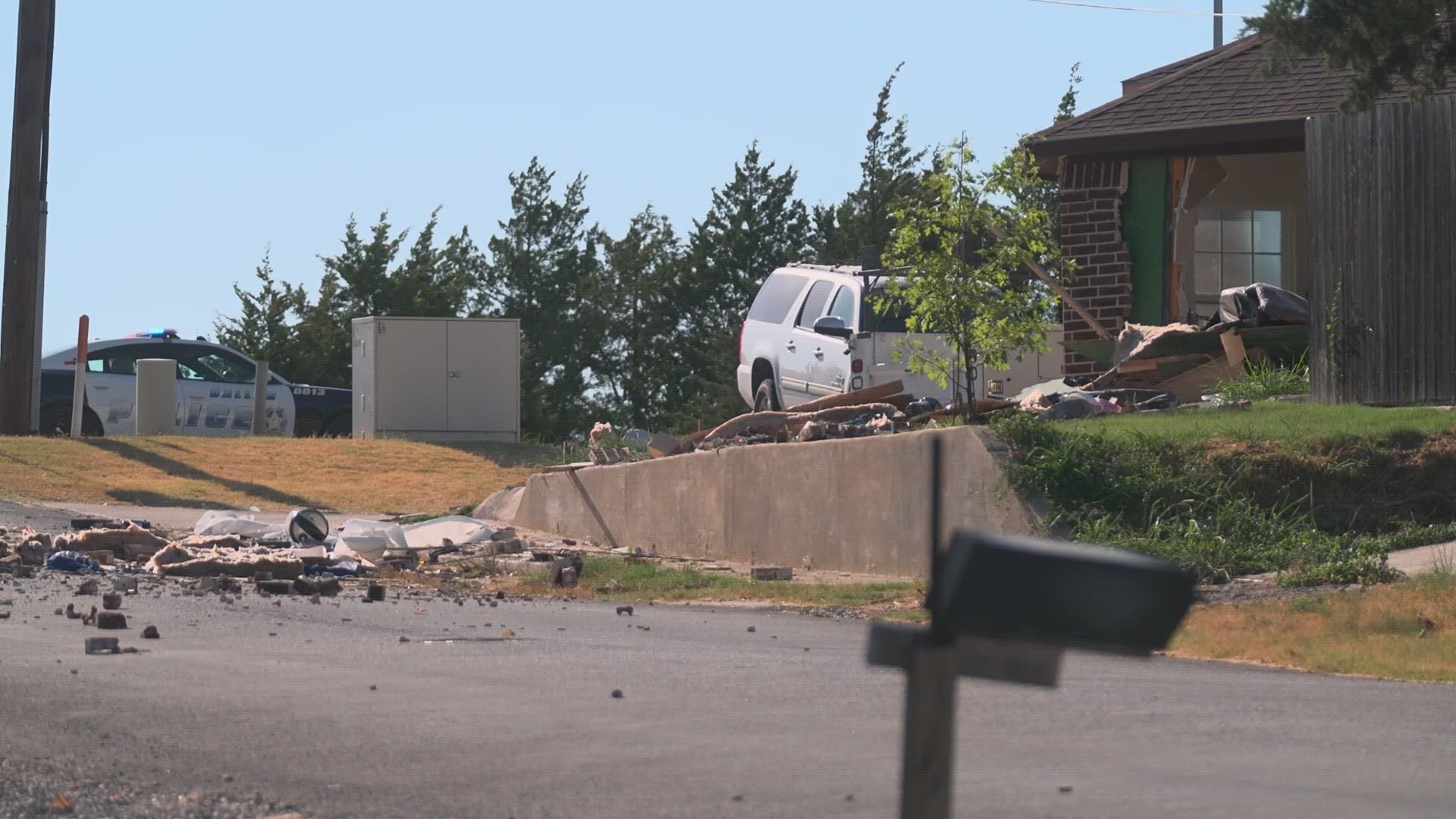 Dallas crash 1 dead, 1 injured after car goes through home