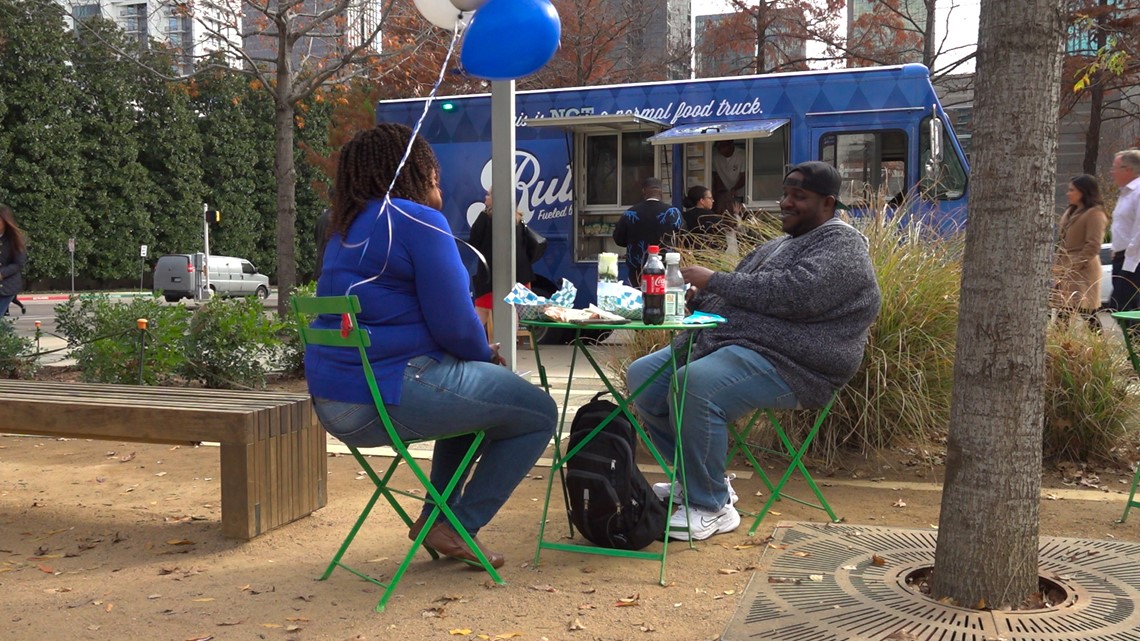 Dallas married couple recreates grilled cheese date a year later - Vimarsana News