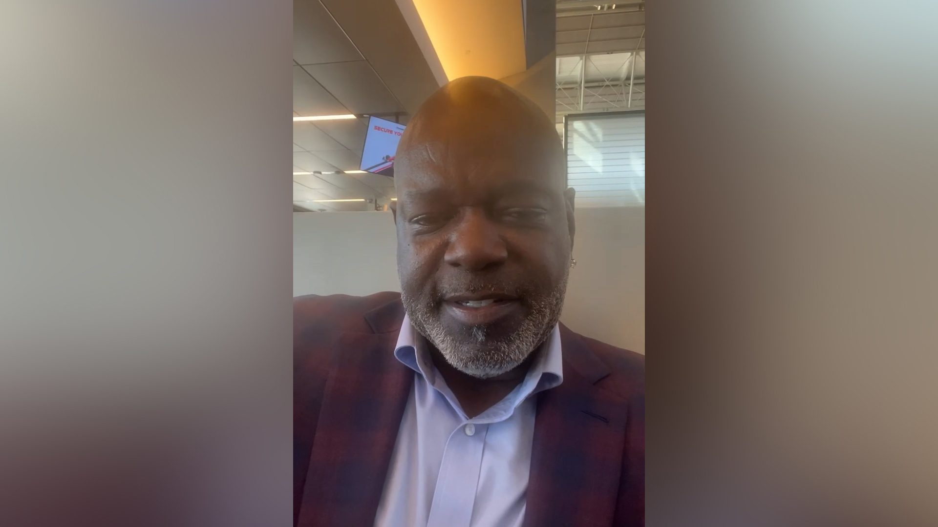 Former Cowboys running back Emmitt Smith sent a message to a young boy who was injured after diving into a pool.