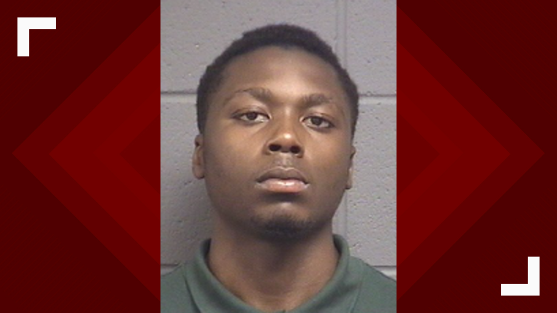 Warner Robins teen charged with snatching elderly woman’s purse.