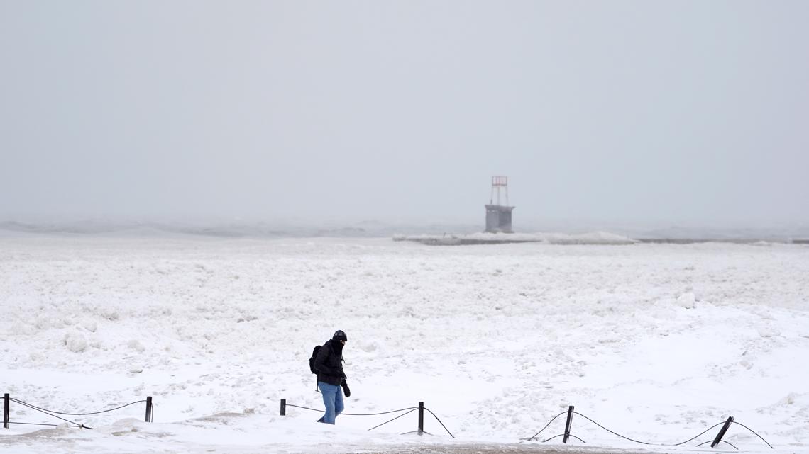 Foot of snow blankets pieces of Midwest, disrupts journey