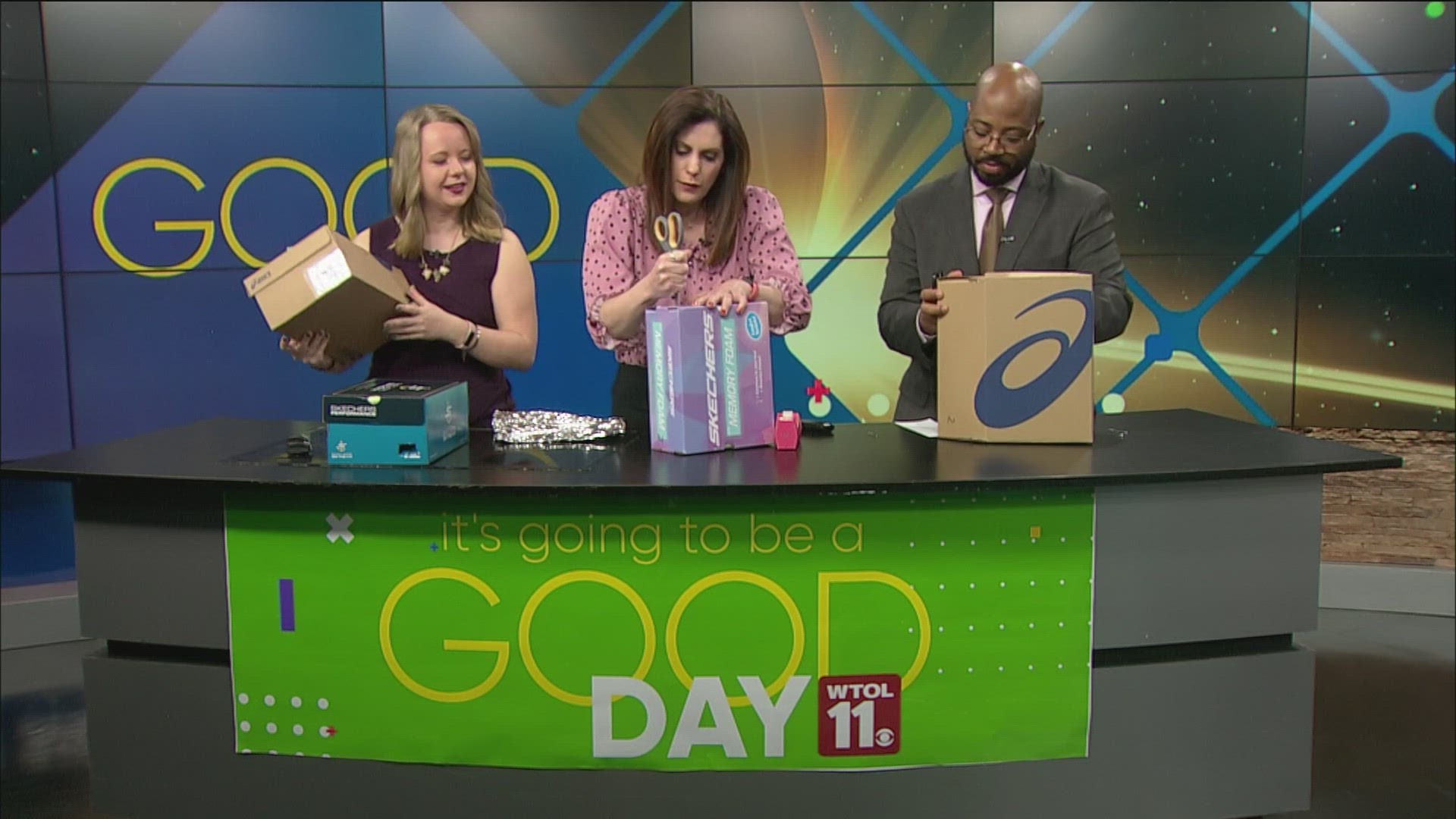 Kaylee, Amanda and Steven make an at-home solar eclipse viewer.