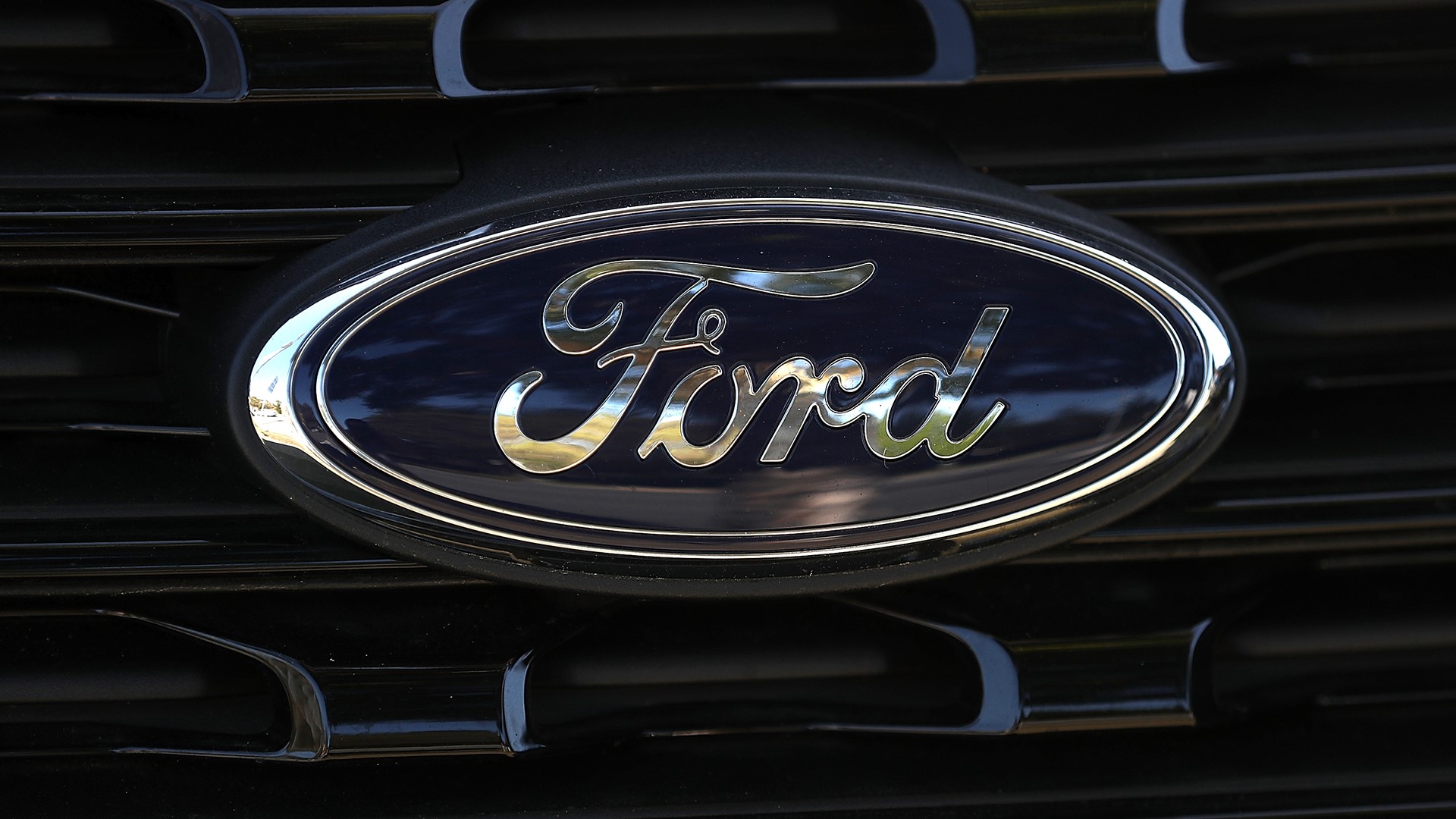 Ford is recalled F-150s because a computer glitch can make the truck shift gears unexpectedly.